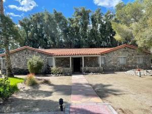 una gran casa de piedra con entrada en Miracle Springs Resort and Spa, en Desert Hot Springs