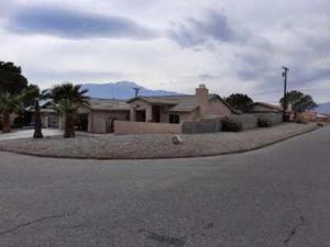 una calle vacía con casas y palmeras en Miracle Springs Resort and Spa, en Desert Hot Springs