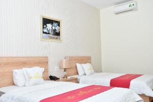 Säng eller sängar i ett rum på Nhà Khách Hương Sen