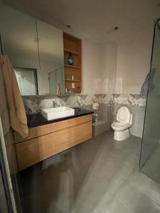 a bathroom with a sink and a toilet at Căn Hộ Chung cư Hưng Phú in Can Tho