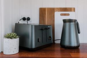 eine Kaffeemaschine und ein Wasserkocher auf dem Tisch in der Unterkunft The Big Wollombi Wanderer in Wollombi