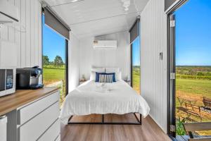 1 dormitorio con cama y ventana grande en Valley Escape en Rothbury