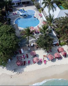 una vista aérea de una piscina con sillas y sombrillas en MATCHA SAMUI RESORT formerly Chaba Samui Resort en Chaweng Beach
