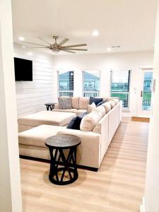 Bolivar PeninsulaCalypso Cove-3bd 2b-Sleeps up to 12的带沙发和桌子的客厅