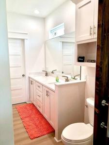 Bolivar PeninsulaCalypso Cove-3bd 2b-Sleeps up to 12的带水槽和马桶的白色浴室