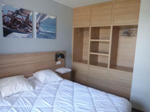 - une chambre avec un lit et une grande armoire dans l'établissement Appartement La Tranche-sur-Mer, 3 pièces, 6 personnes - FR-1-194-227, à La Tranche-sur-Mer