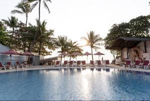 une grande piscine avec des chaises et des parasols dans l'établissement MATCHA SAMUI RESORT formerly Chaba Samui Resort, à Chaweng