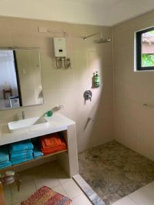 een badkamer met een wastafel en een spiegel bij Große, voll eingerichtete Strandvilla in San Fernando