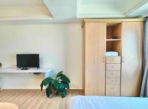 Televisi dan/atau pusat hiburan di Chill high-rise landscape house