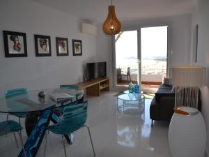 uma sala de estar com uma mesa de vidro e um sofá em Apartamento L'Estartit, 3 dormitorios, 6 personas - ES-323-68 em L'Estartit