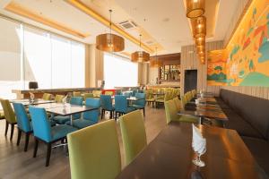 uma sala de jantar com mesas e cadeiras em Bayfront Hotel Cebu North Reclamation em Cebu