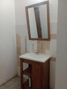 un baño con lavabo y espejo en Doña Guada, en Humahuaca