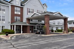 un edificio con un coche aparcado en un aparcamiento en Holiday Inn Express & Suites Port Washington, an IHG Hotel, en Port Washington