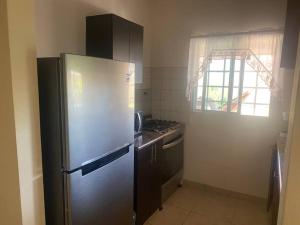 eine Küche mit einem Kühlschrank aus Edelstahl und einem Herd in der Unterkunft Casa Vacacional con Encanto in Penonomé