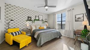 Un dormitorio con una cama y una silla amarilla. en Stylish 2br Corporate Stay Pool Balcony #2, en Tampa 58 fotos más