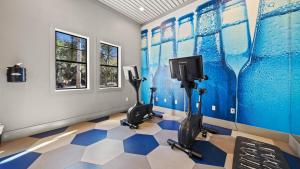 Un gimnasio con dos bicicletas elípticas en una habitación. en Stylish 2br Corporate Stay Pool Balcony #2, en Tampa