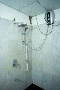a shower in a bathroom with a shower at Elegant Riverside Resort in Dematapelessa