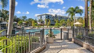 Una vista de un complejo turístico con una valla y una piscina. en Stylish 2br Corporate Stay Pool Balcony #2, en Tampa