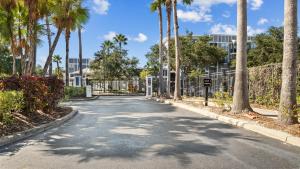 Una calle vacía con palmeras y un edificio. en Stylish 2br Corporate Stay Pool Balcony #2, en Tampa
