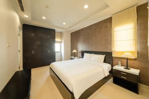 Giường trong phòng chung tại Mayfair Suites