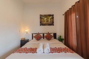 sypialnia z łóżkiem z ręcznikami w obiekcie Nusa Penida Homestay w mieście Nusa Penida