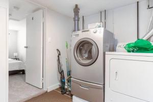 lavadero con lavadora y lavadora en Cozy Furnished Room in Edmonton - Close to U of A en Edmonton