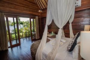 Postel nebo postele na pokoji v ubytování D'Muncuk Huts Lembongan