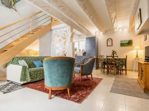 a living room with a couch and a table at Gîte breton proche plages et Guérande - terrasse, vélos inclus, animaux bienvenus - FR-1-306-1268 in Assérac
