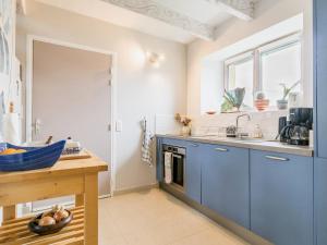 eine Küche mit blauen Schränken und einem Waschbecken in der Unterkunft Gîte Assérac, 2 pièces, 4 personnes - FR-1-306-1268 in Assérac