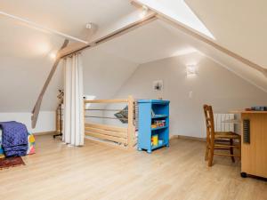 Zimmer mit einem Loft mit einem Bett und einem Schreibtisch in der Unterkunft Gîte Assérac, 2 pièces, 4 personnes - FR-1-306-1268 in Assérac