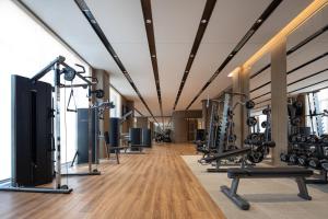 - une salle de sport avec des tapis de course et des équipements de cardio-training dans un bâtiment dans l'établissement Sofitel Xiong An, à Baoding