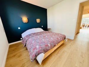 1 dormitorio con cama y pared verde en Appartement Quiberon, 2 pièces, 4 personnes - FR-1-478-271, en Quiberon