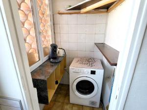 ein kleines Bad mit einer Waschmaschine in der Unterkunft Appartement Six-Fours-les-Plages, 3 pièces, 6 personnes - FR-1-316-331 in Six-Fours-les-Plages