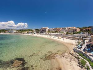 Blick auf den Strand mit Menschen im Wasser in der Unterkunft Appartement Six-Fours-les-Plages, 3 pièces, 6 personnes - FR-1-316-331 in Six-Fours-les-Plages