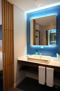 W łazience znajduje się umywalka i lustro. w obiekcie Holiday Inn Express Chengdu North Railway Station, an IHG Hotel w mieście Chengdu