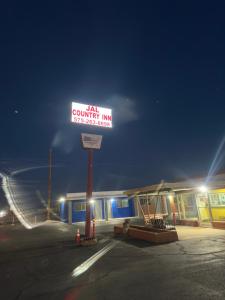 una señal para una pequeña posada rural por la noche en JAL COUNTRY INN, en Jal