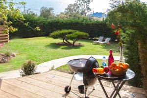 un tavolo con un cesto di frutta e una bevanda sopra di Villa Albizzia with terrace and garden 6 8 people a Calvi