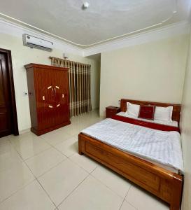 1 dormitorio con cama de madera y radiador en Seoul Hotel, en Ninh Binh