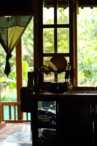 encimera de cocina con fregadero y ventana en Tini Wood House, en Hue