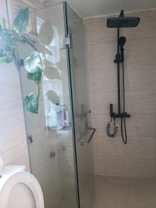 una doccia con una porta in vetro in un bagno di Hoan Kiem lake center a Hanoi