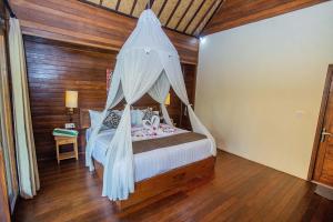 Postel nebo postele na pokoji v ubytování D'Muncuk Huts Lembongan