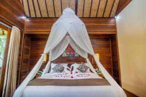 Postel nebo postele na pokoji v ubytování D'Muncuk Huts Lembongan
