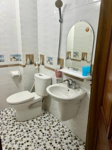 y baño con aseo, lavabo y espejo. en Seoul Hotel, en Ninh Binh