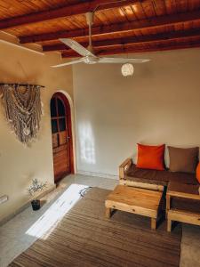 uma sala de estar com um sofá e uma mesa em The Cage em Dahab