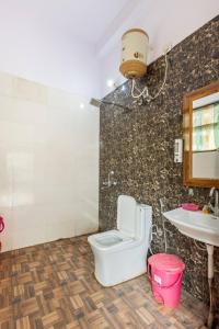 een badkamer met een toilet en een wastafel bij Aravali hills resort in Gurgaon