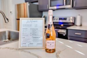 - Botella de vino en la barra de la cocina con menú en Velouté Valor - 1BD Near Med Center & Museum District, en Houston 19 fotos más