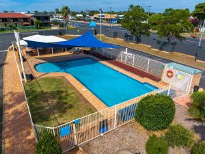 una vista aérea de una piscina con una tienda de campaña en NRMA Dubbo Holiday Park, en Dubbo