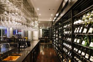 uma sala de degustação de vinhos com muitas garrafas de vinho em Hilton Brisbane em Brisbane