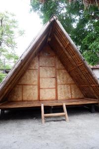 estructura de madera grande con techo a dos aguas en Balay Inton near Masasa Beach Tingloy en Tingloy