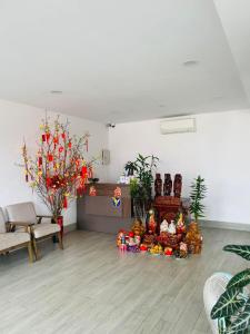 una habitación con una mesa de comida y flores en Chhay Ing Guesthouse, 